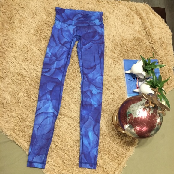 Lululemon water color blue tight crop legging - Picture 1 of 3